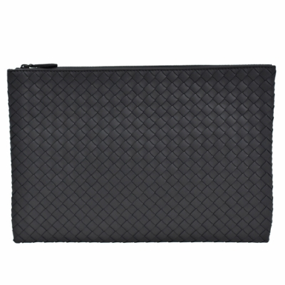 Bottega Veneta 寶緹嘉 經典編織羊皮拉鍊手拿包，黑色系設計，簡約時尚。外層為高質感羊皮，內層為皮革，搭配防塵帶與拉鍊式開口，方便收納與保護。尺寸為長34公分、高24公分，提把高度44公分，適合手腕佩戴，男女皆可使用。來自歐洲平行輸入，品質保證。
