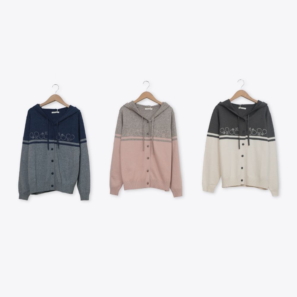 【MOSS CLUB】翻滾兔刺繡撞色拼接連帽針織外套 藍 駝 灰(魅力商品)