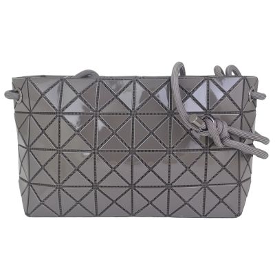 ISSEY MIYAKE 三宅一生 BAOBAO 灰色亮面三角格4x6繩結斜背/肩背包
