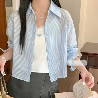La Belleza超仙防曬外搭薄款光澤感條紋開釦短版襯衫+蕾絲刺繡蝴蝶結吊帶背心兩件式
