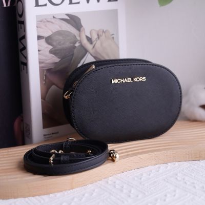 MICHAEL KORS JET SET 金屬LOGO圓形拉鍊斜背包(黑)
