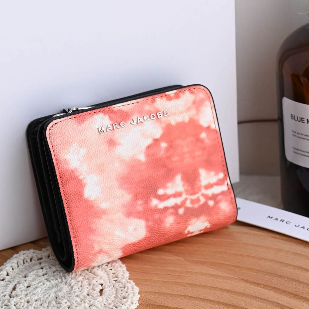 MARC JACOBS 金屬LOGO渲染風印花皮革釦式零錢短夾(蜜瓜橘)