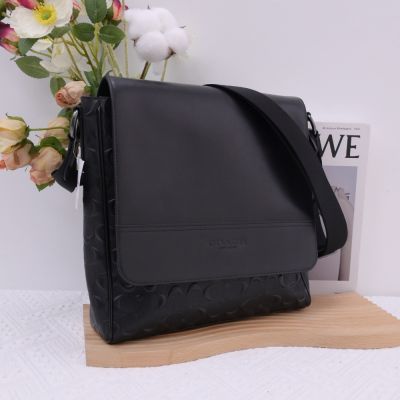 COACH 滿版LOGO壓紋皮革斜背包(黑)
