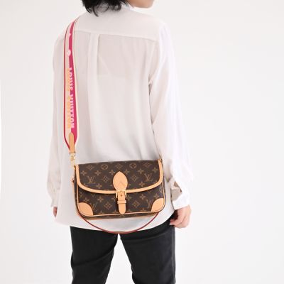 LOUIS VUITTON路易威登 LV M46049 DIANE 經典花紋雙肩帶兩用復古郵差包/法棍包