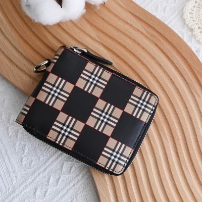 BURBERRY 巴寶莉 Chequer 棋盤格紋印花牛皮ㄇ字拉鍊短夾(黑/卡其)