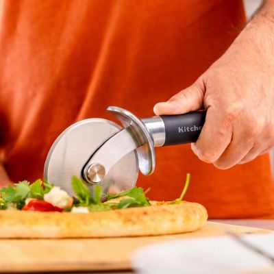 《KitchenAid》美國 披薩輪刀(墨黑9cm) | 披薩刀 PIZZA刀 滾輪刀