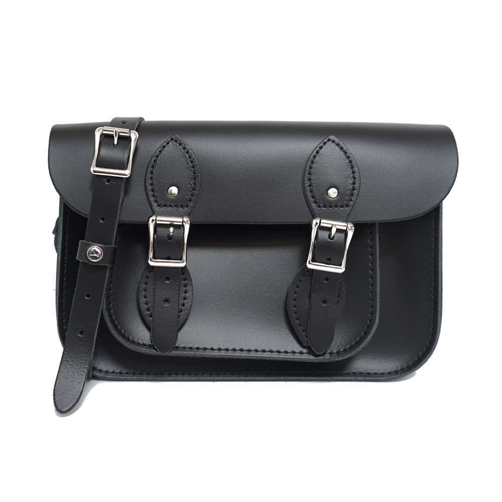 The Leather Satchel Co. 11吋 英國手工牛皮劍橋包 肩背包 側肩包 手拿包 磁釦與皮帶固定環貼心設計 (火炭黑)