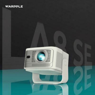Warpple LA8 是一款銀色系的 Full HD (1920x1080) 微型投影機，採用 LED 光源，具備內建喇叭與 110V 電源供應，提供高畫質影像與簡潔設計，適閤家庭娛樂與簡易展示使用。產品擁有 1 年保固，並取得 NCC 認證碼 CCAJ23LP5411T6 與 BSMI 認證碼 R45087。
