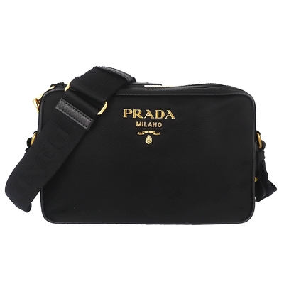 PRADA普拉達 TESSUTO 系列經典金色浮雕 LOGO 牛皮飾邊尼龍斜背包 PRADA普拉達TESSUTO系列經典金色浮雕LOGO牛皮飾邊尼龍斜揹包,全新未使用,小於A4尺寸,適合日常搭配。外層為尼龍搭配皮革邊飾,拉鍊式開口設計,內有1個拉鍊袋,並附原廠防塵套、品控卡與專櫃購證影本。背帶長約80-130cm可調,輕便實用,男女皆宜。
