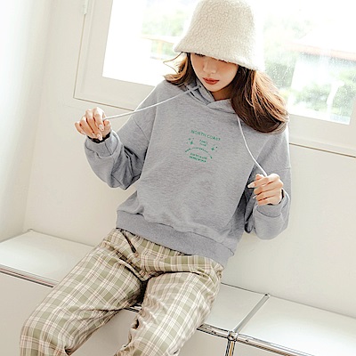 OB嚴選-玩轉百tee．英文星芒刺繡短版連帽大學T《AB17664-》