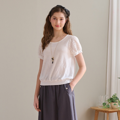 【CUMAR】圓領拼接蕾絲袖短袖上衣 黑 白 杏 (魅力商品)