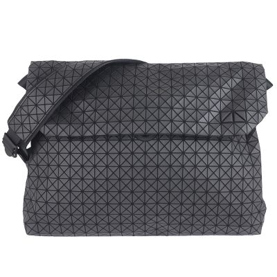 ISSEY MIYAKE 三宅一生 BAOBAO 黑色壓印方格翻蓋方型肩背/斜背包