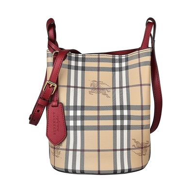 BURBERRY博柏利 Haymarket 印花 LOGO 格紋塗層帆布扣式斜背水桶包 BURBERRY博柏利 Haymarket 印花 LOGO 格紋塗層帆布扣式斜背水桶包,採用高質牛皮與聚氨酯內層設計,卡其色系與紅色系選擇,搭配防塵袋,尺寸為長18cm、寬15cm、高23cm,背帶長度102~112cm可微調,適合男女使用,為時尚與實用兼具的經典配件。