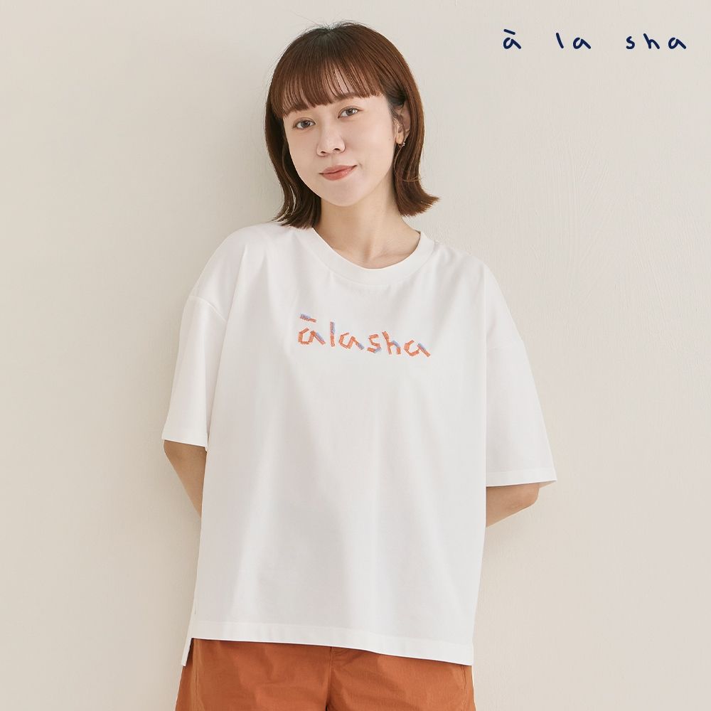 a la sha 繡花Logo前短後長舒適T (白)