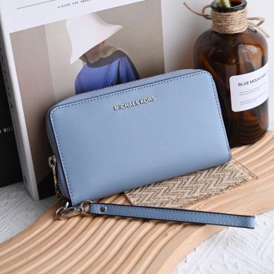 MICHAEL KORS Jet Set防刮荔枝皮革手掛式拉鍊中夾(淡藍/銀)