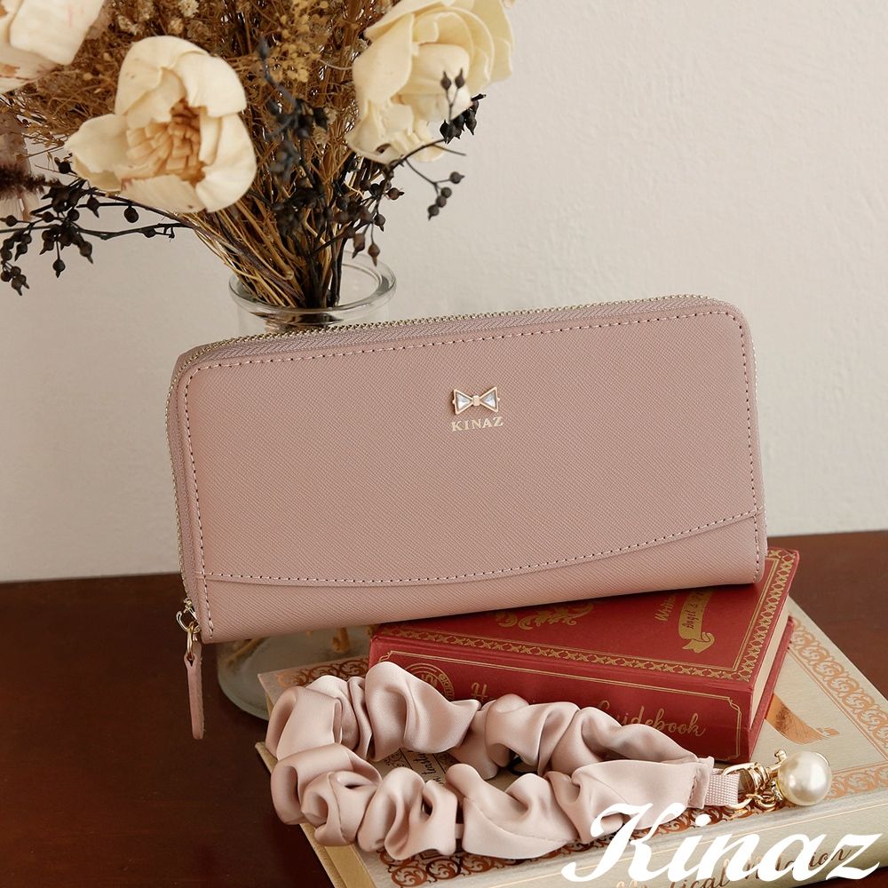 KINAZ 皺褶珍珠腕帶鑽飾蝴蝶結牛皮ㄇ型拉鍊長夾-柔紗蜜粉-緞帶芭蕾系列