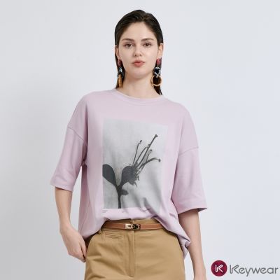 KeyWear奇威名品    藝術印花微彈五分袖上衣(共2色)-粉紅色