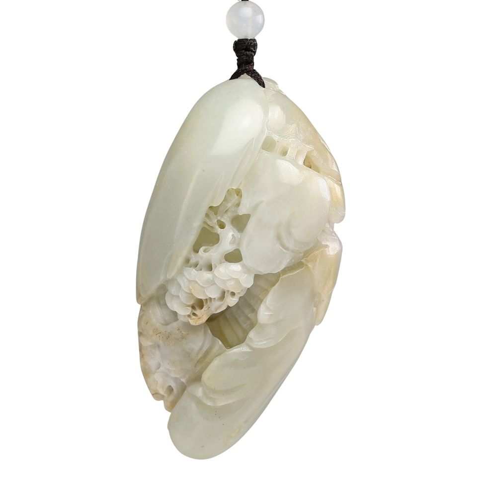 【白玉】皮付き白玉松下老人図吊坠　ペンダントトップ 白玉】皮付き白玉松下老人図吊坠 ペンダントトップ