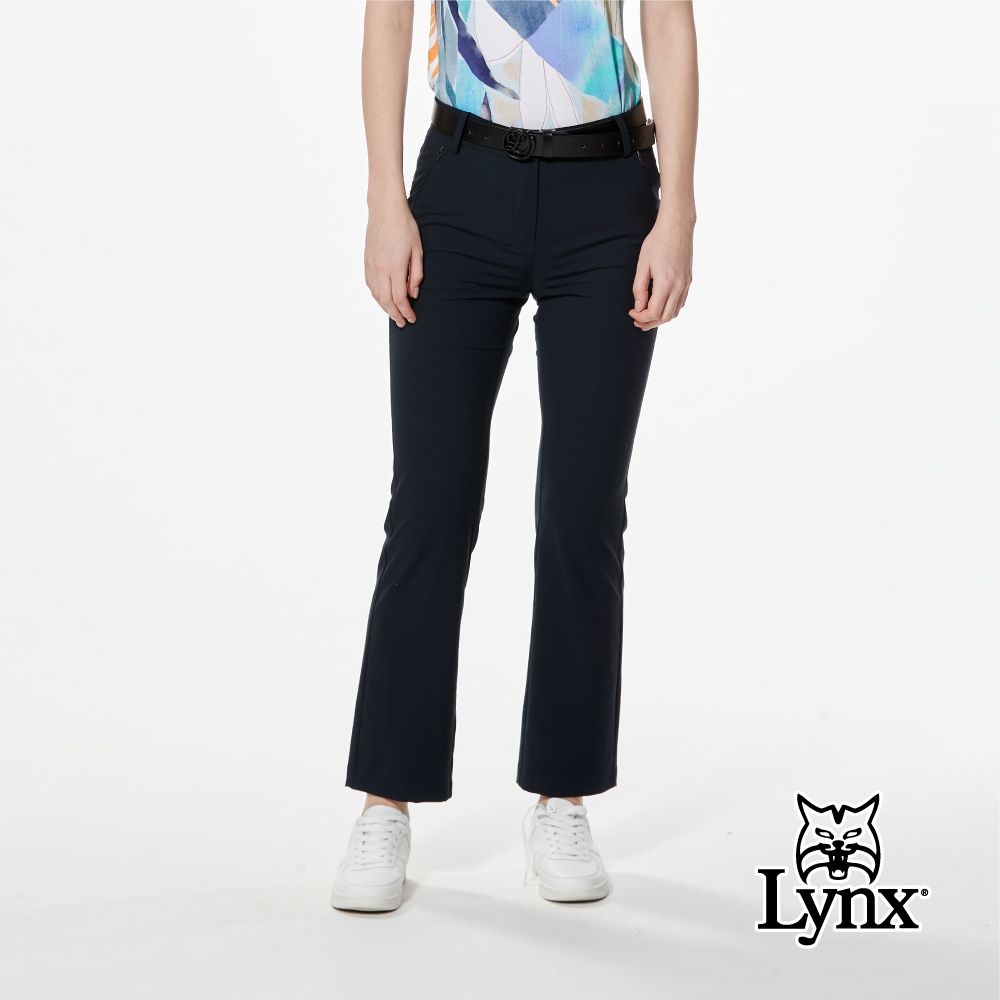 【Lynx Golf】女款彈性舒適後袋轉印造型LOGO織帶剪接設計隱形拉鍊口袋靴型九分褲(二色) (丈青色)