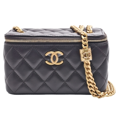 CHANEL香奈兒 經典刻紋雙C LOGO菱格紋小羊皮可調節鏈帶肩/斜背化妝包(紫紅色)