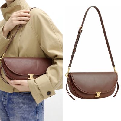 CELINE 賽琳 Soft Triomphe Halfmoon 小款 凱旋門標誌小羊皮手提 肩背半月包(深棕色)