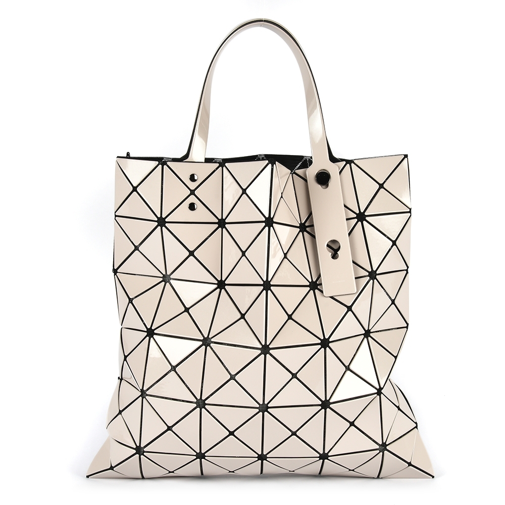 ISSEY MIYAKE 三宅一生BAOBAO LUCENT 亮面方格6x6透光手提包-淺卡其色