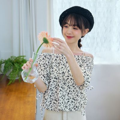 OB嚴選中大尺碼-2WAY鬆緊領綁帶印花短版上衣《AB17307》