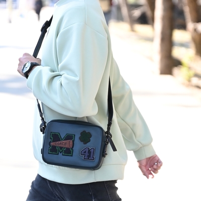 COACH Flight Bag 個性毛氈徽章轉扣拉鍊斜背方包/相機包(墨綠)