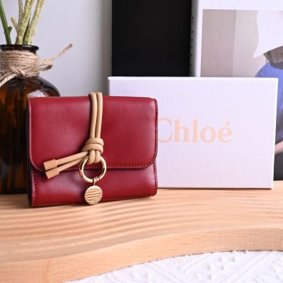 CHLOE ALPHABET 經典LOGO吊墜小牛皮三折零錢短夾(深紅)