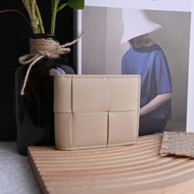 BOTTEGA VENETA 新版大編織小牛皮對開6卡短夾(裸色)