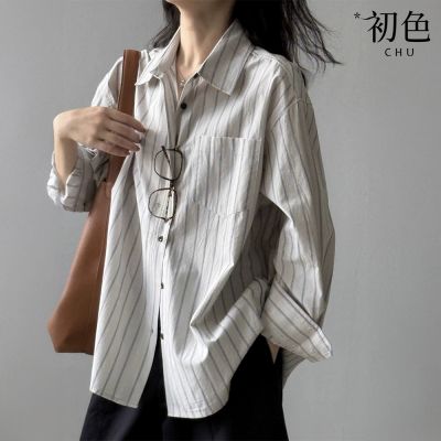 初色 休閒風簡約寬鬆條紋單排釦胸口袋翻領長袖襯衫上衣女上衣-共2色-19000(M-2XL可選)