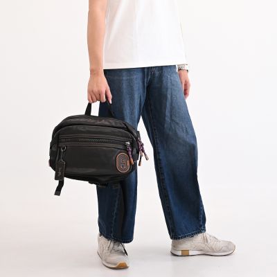 COACH 流線徽章LOGO超大容量單肩後背包/胸口包(黑)
