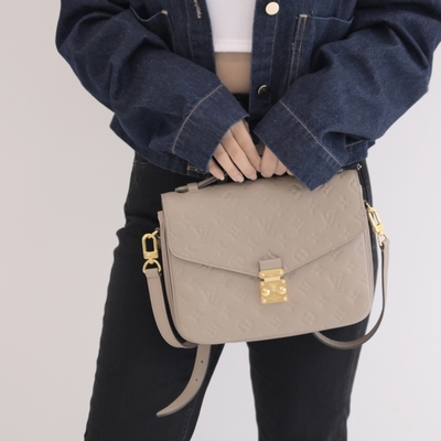 LOUIS VUITTON路易威登 LV M44881 Pochette Metis 質感素色金屬LOGO翻蓋肩/斜背兩用包(灰)