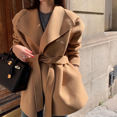 MOCO韓版chic法式氣質素色大翻領綁帶收腰顯瘦毛呢大衣外套