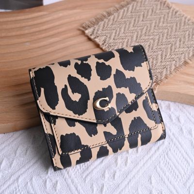 COACH 金屬C LOGO個性豹紋印花釦式三折零錢短夾(卡其/黑)
