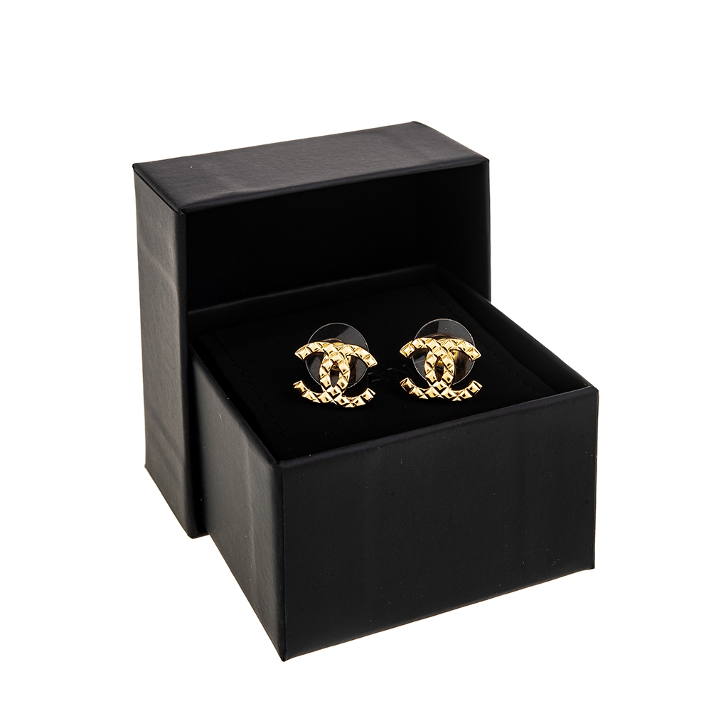 CHANEL 香奈兒經典CC LOGO菱格紋針式耳環(金色) | 耳環| Yahoo