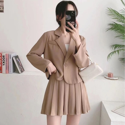 La Belleza簡約大翻領長袖單釦西裝外套加後鬆緊腰百摺西裝短裙兩件式套裝