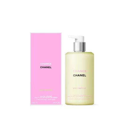 CHANEL香奈兒 綠色輕盈沐浴露，專櫃級香氛沐浴乳，適合各種膚質，提供輕盈清新的洗護體驗。來自法國製造，容量400ml，儲存期限5年，製造日期或有效期限請詳見產品包裝標示。此商品為平行輸入，效期皆有一年以上，品質有保障。