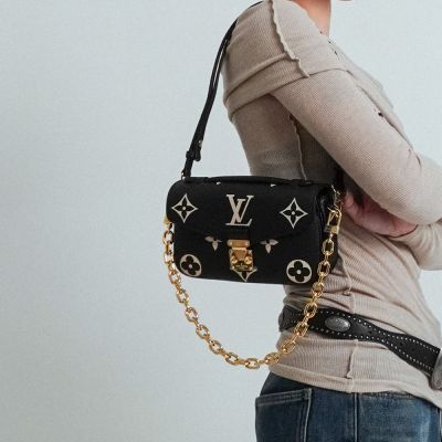 LOUIS VUITTON路易威登 Louis Vuitton Pochette Metis East West 壓花牛皮斜背郵差包(M46596-黑)