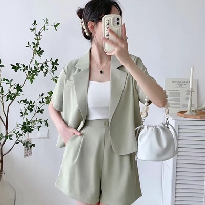 La Belleza簡約素面翻領單釦短袖西裝外套+鬆緊腰闊腿西裝短褲兩件式套裝