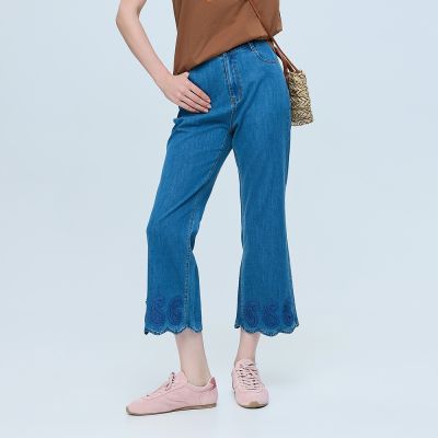 ILEY伊蕾 花瓣邊刺繡喇叭牛仔褲(藍；M-2L)