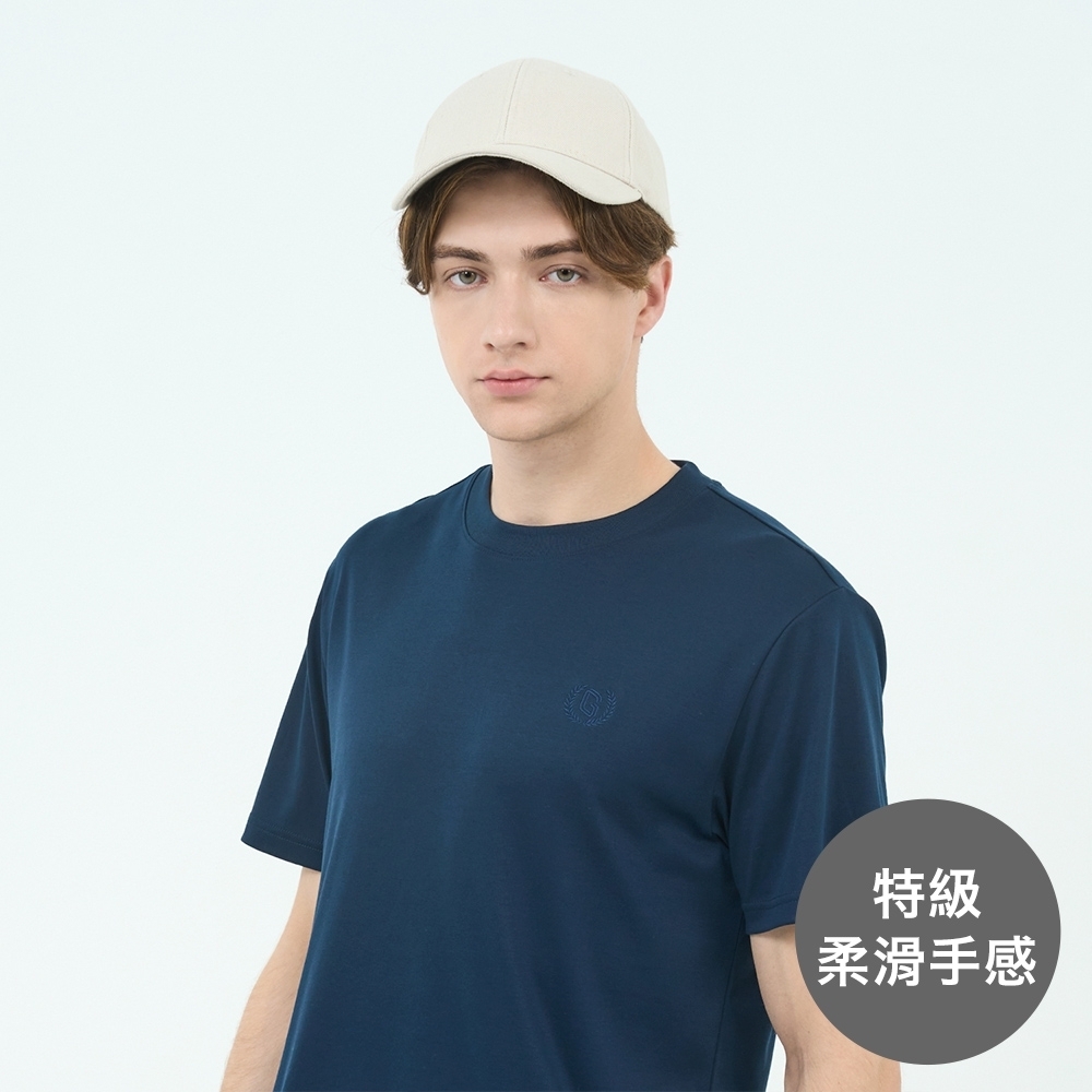 GIORDANO 男/女裝圓領小刺繡短袖上衣 Liquid Touch系列【多色任選】 (27 新海軍藍)