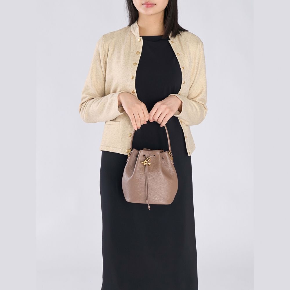 agnes b.Voyage 小款 荔枝紋皮革 水桶包 卡其色