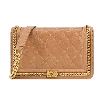 CHANEL香奈兒 CHANEL 經典Boy 系列荔枝紋小牛皮金屬滾邊WOC斜背包(深米色)