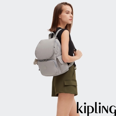 『猴子包』Kipling 溫柔沉穩灰拉鍊掀蓋後背包-CITY PACK