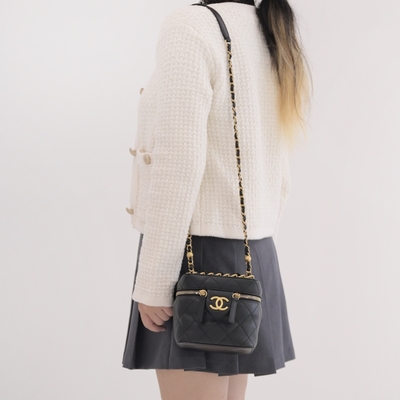 CHANEL 經典雙C LOGO小牛皮手提斜背兩用盒子包/化妝箱包(黑/金)