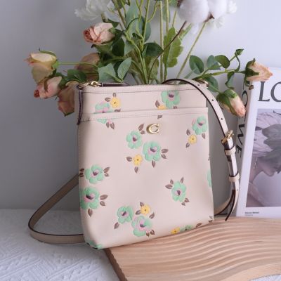 COACH KITT 金屬C LOGO滿版花卉印花拉鍊斜背扁包(象牙白)