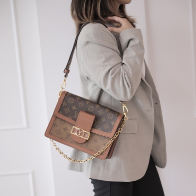 LOUIS VUITTON路易威登 LV   M45958 DAUPHINE MM經典老花飾邊質感牛皮釦式斜背包