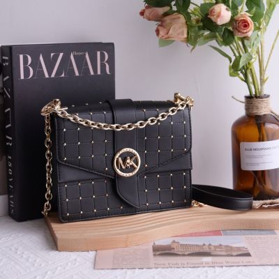 MICHAEL KORS Greenwich 金屬LOGO轉釦鉚釘翻蓋斜背鍊包(黑)