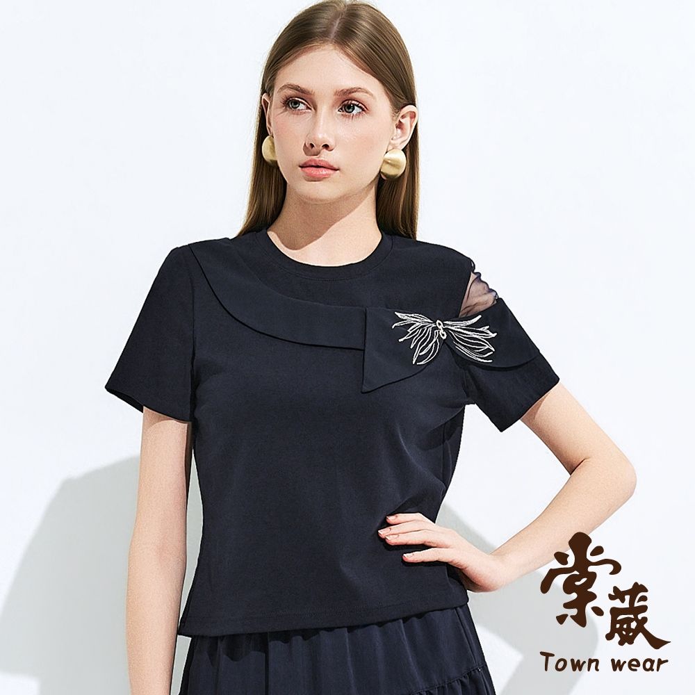 【TOWNWEAR棠葳】典雅鏤空金飾斜領上衣(女上衣/女上著/短袖/圓領/鏤空/金屬裝飾/優雅/氣質/質感) (藍色系)
